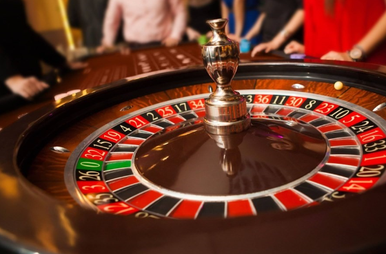 Live Casino cung cấp những loại hình nổi tiếng như Tiến lên, Blackjack Baccarat,, Phỏm, Poker,...