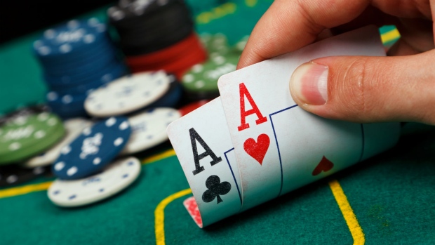 Luật chơi bài Poker theo từng vòng đặt cược