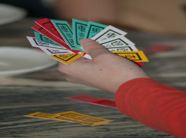 Người chơi cần nhóm các quân bài với nhau để đạt được nhiều điểm nhất